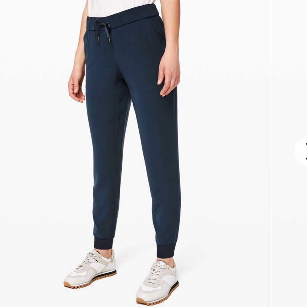 Lululemon On The Fly Jogger
True Navy Size 6